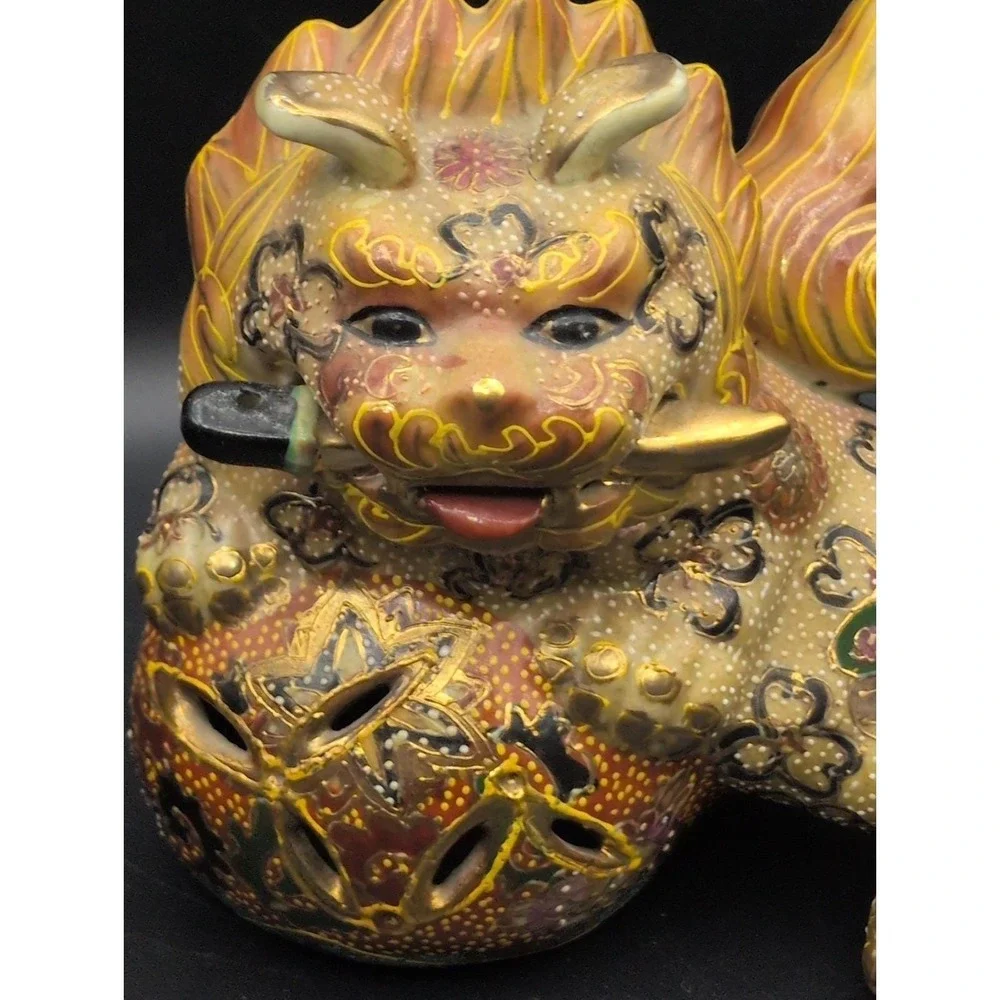 Japanese Antique Kutani Foo Dog Shishi Lion Figurine Red Velvet Bottom